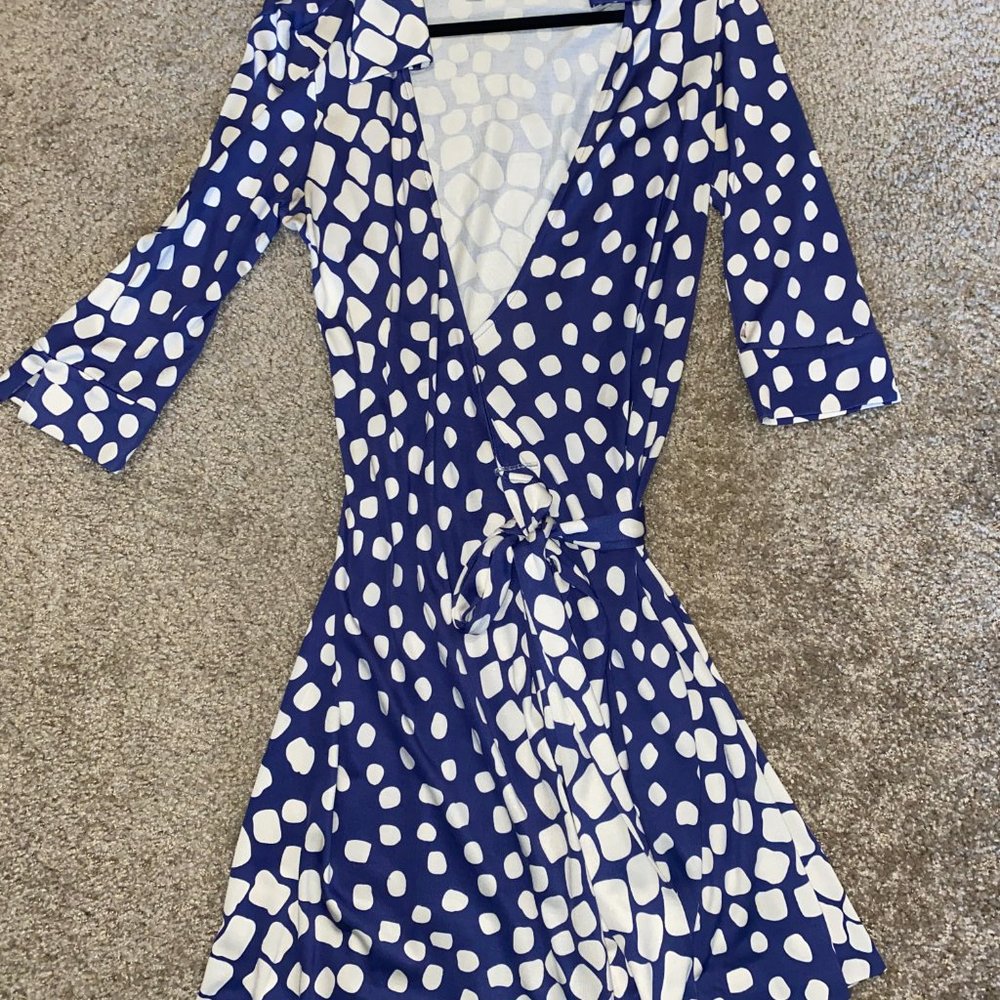 NWOTDiane Von Furstenberg beautiful blue and white wrap dress, mid length, US 10